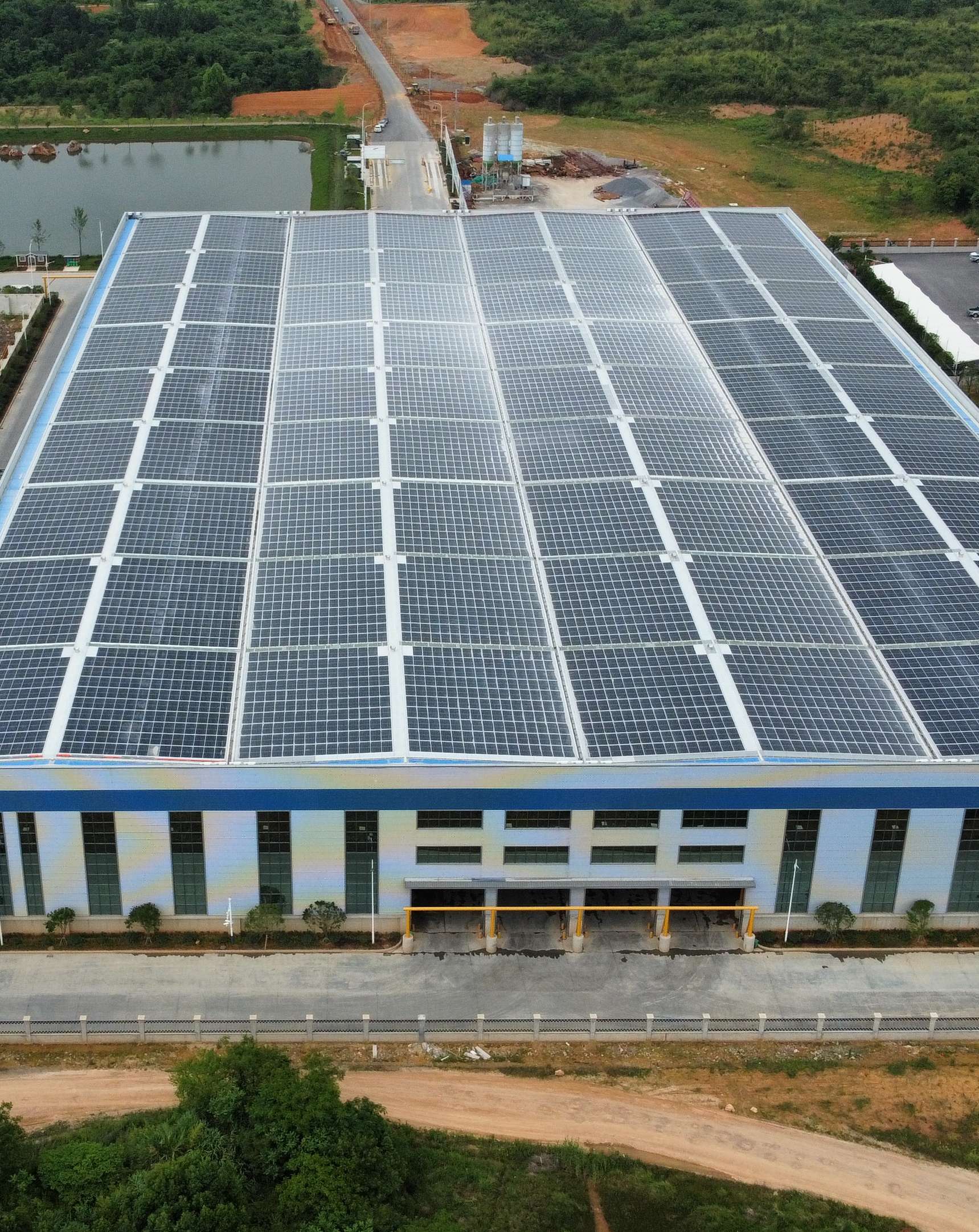 2022年4月，安徽池州匯成物資4MW光伏發(fā)電BIPV項目，年發(fā)電約400萬度，滿足約40%用電需求.jpg